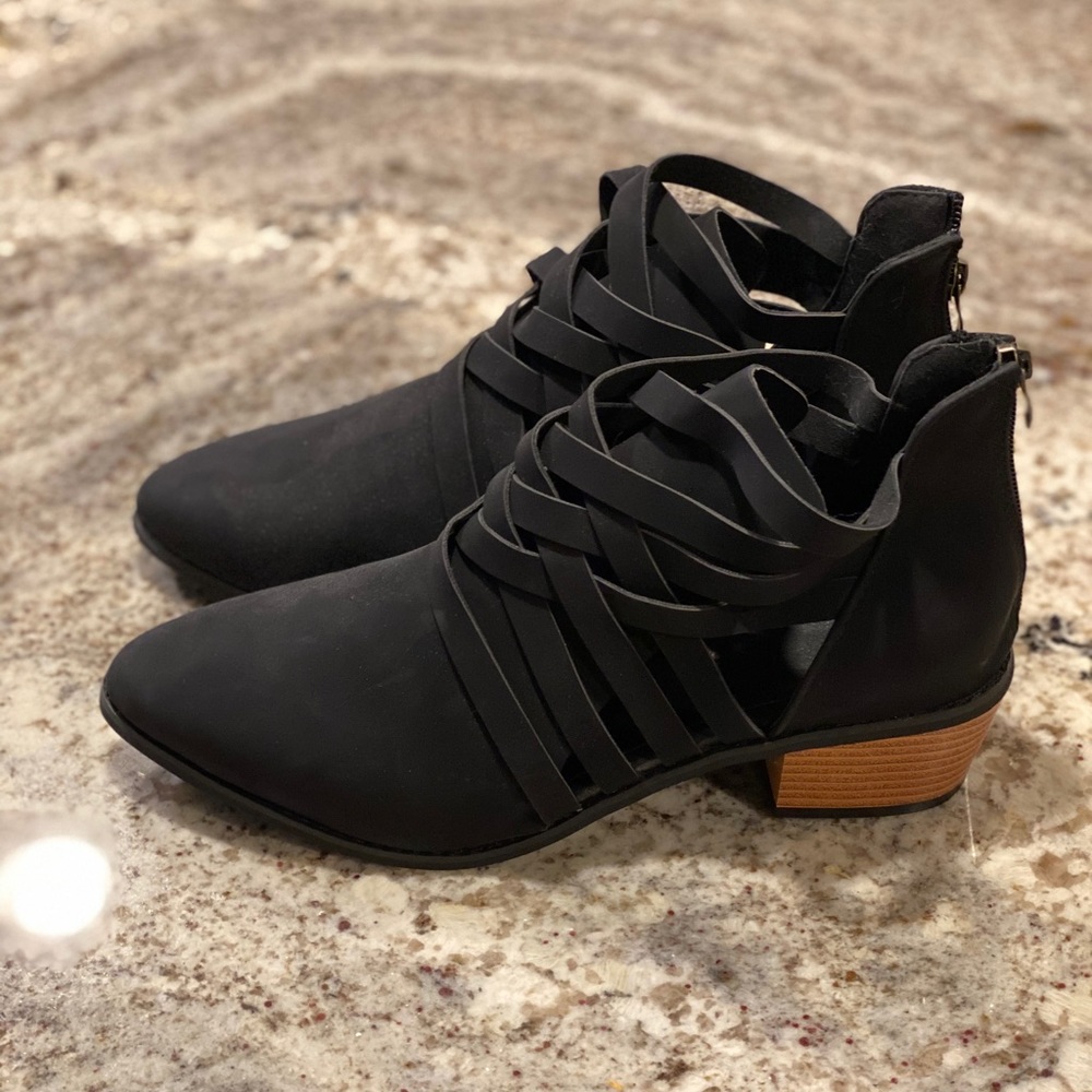 Black crossover booties - Picture 2 of 4